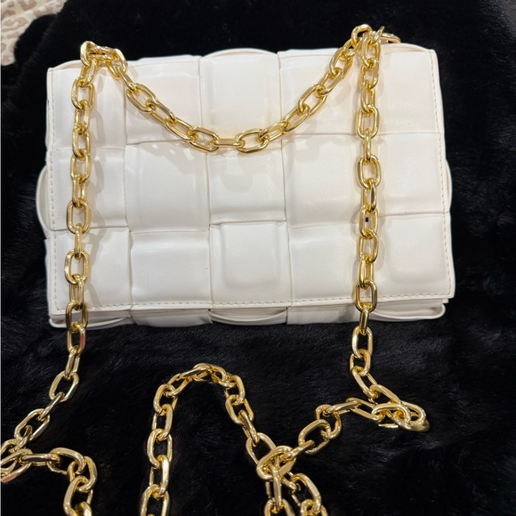 Handbags - Elegant White Fashion Inspired
Quilted Bag with Gold Chain